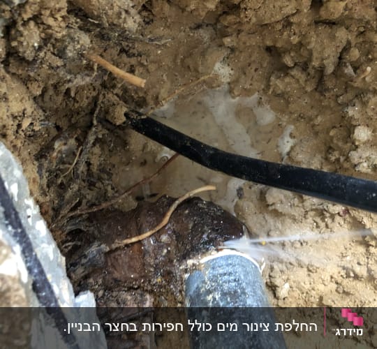 דליפת מים מצינור מתכת באדמה